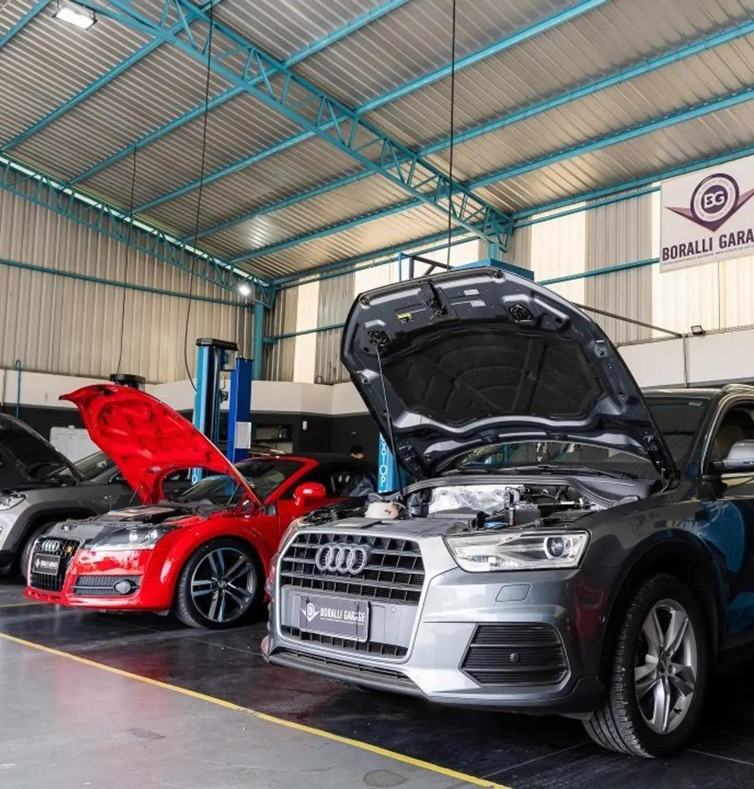 Galpão da Boralli Garage com carros importados em manutenção